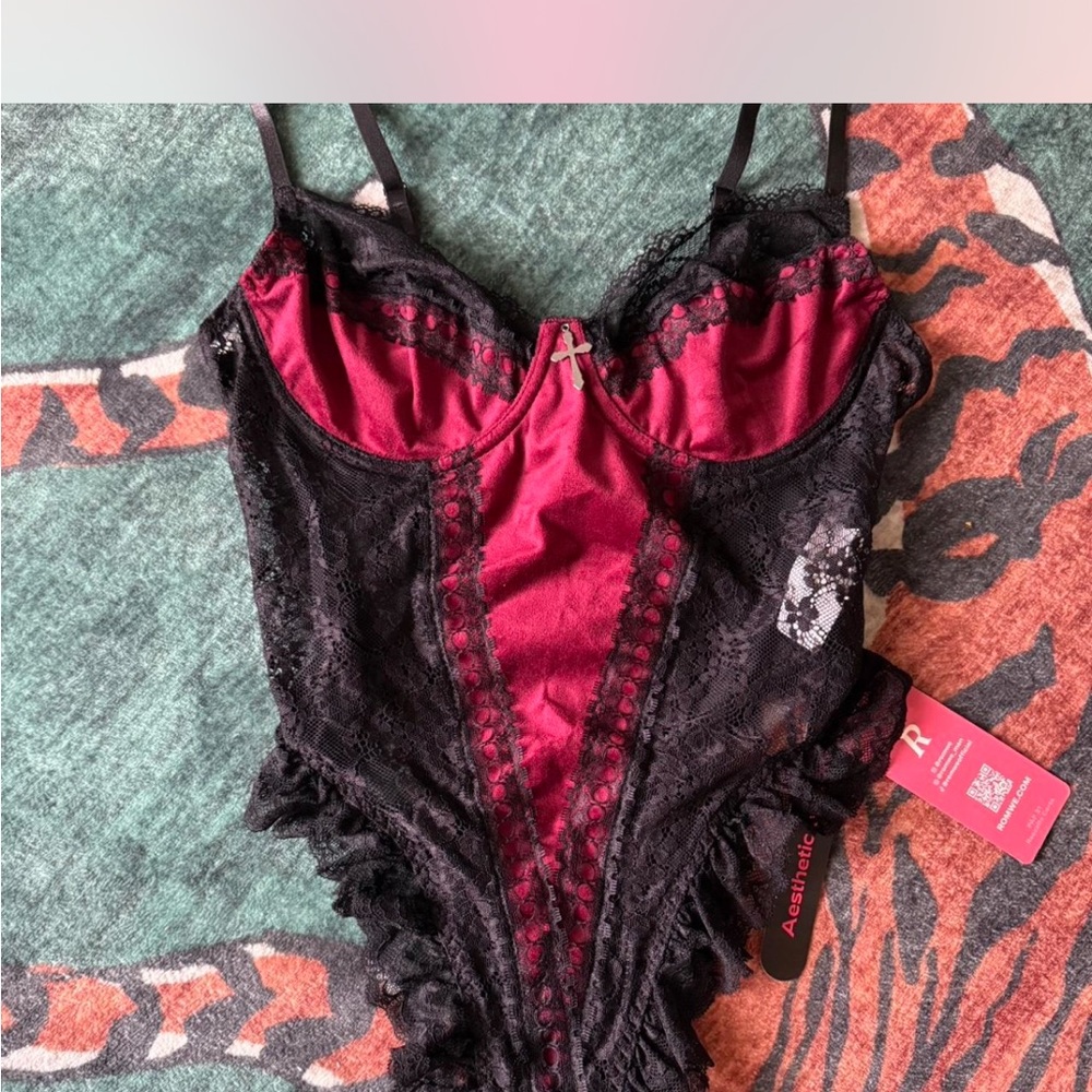 ROMWE Black and Red Chemise with Lace Details